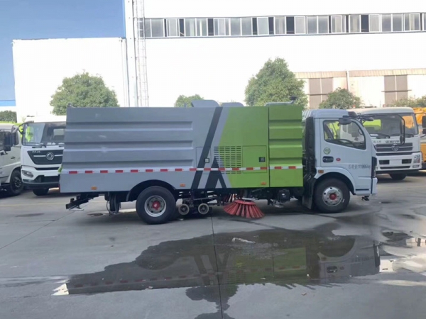 東風大多利卡掃路車(2.5方水罐5方塵罐)