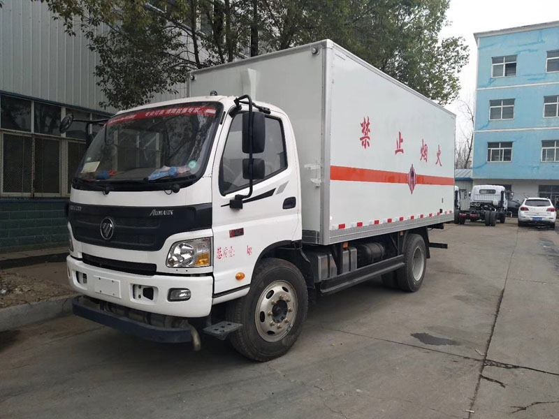 福田5.1米(6.7噸)易燃固體廂式車