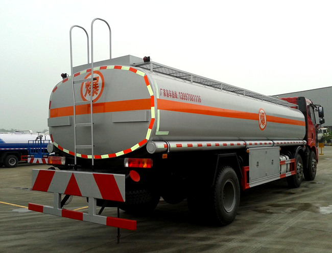 國(guó)五歐曼小三軸加油車(chē)