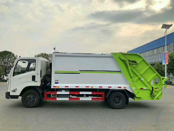 江鈴凱銳國(guó)六8方壓縮式垃圾車(chē)