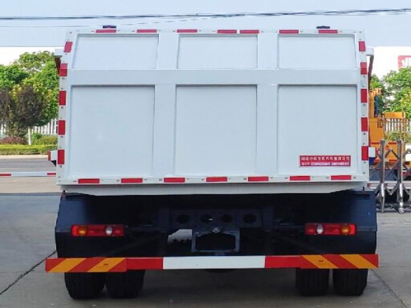 國(guó)六東風(fēng)天錦翼展自卸垃圾車(chē)