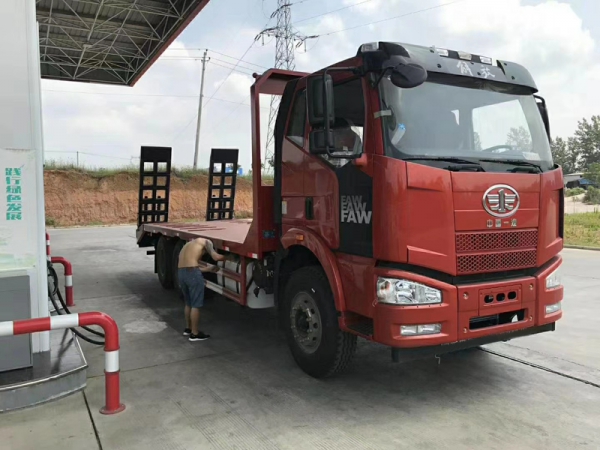 解放J6后八輪平板運(yùn)輸車