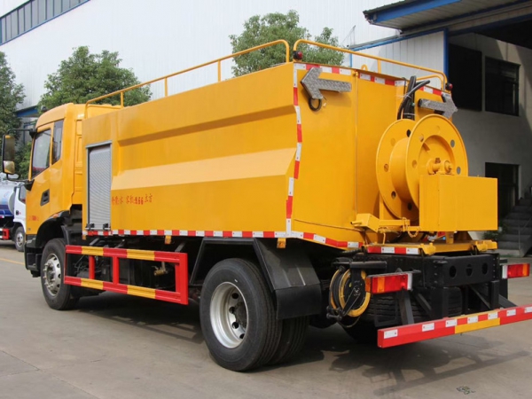 東風(fēng)大多利卡8噸高壓清洗車(chē)