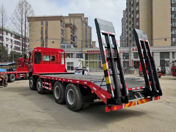 國六柳汽乘龍前四后八平板運輸車,挖機拖車