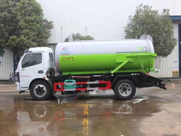 東風大多利卡8方吸污車