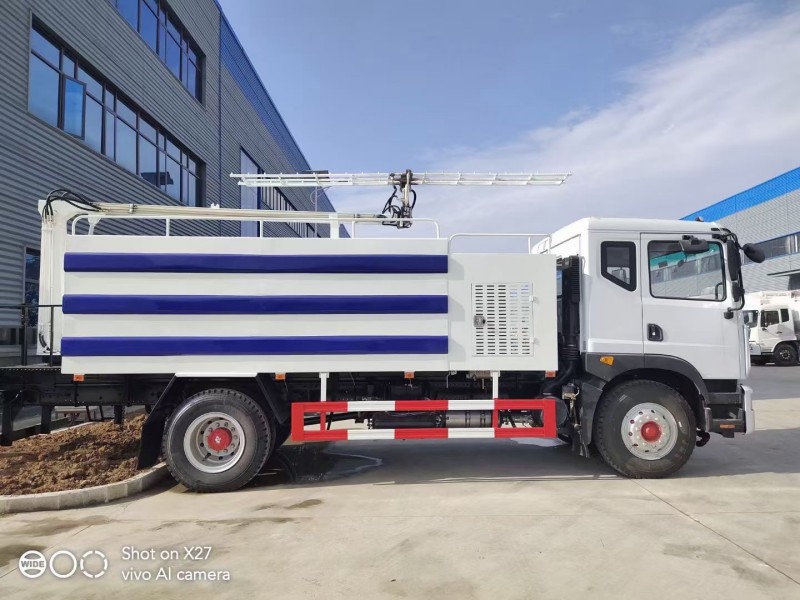 東風D9光伏板清洗車